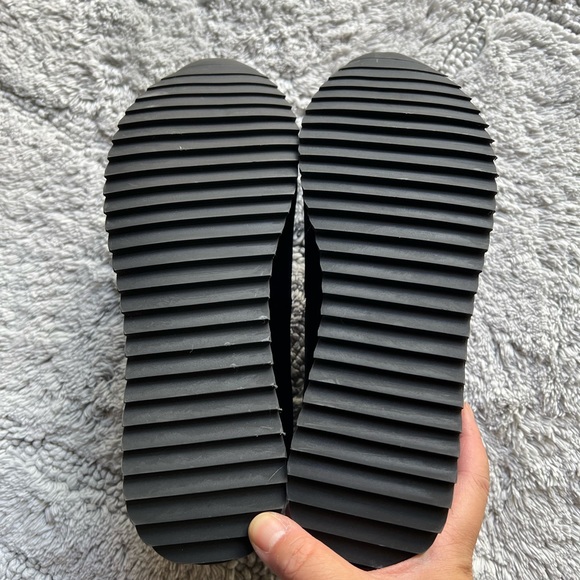 Sneakers - Picture 4 of 4